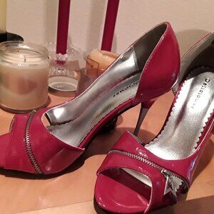 Red metal heel pump SZ 7.5 Open Box